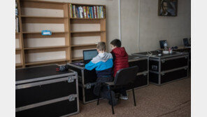 “美로 보내주세요”…전쟁에 입양 못가고 발 묶인 우크라 아이들