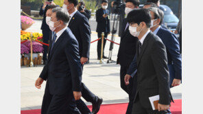 文 “개별의사 표시 말라” 경고→ 탁현민 “靑 안 쓸거면 우리 달라” 글 삭제