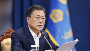 文대통령, 참모진엔 ‘주의령’ 내리고 尹엔 손 내민 배경은