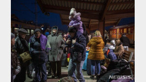 유엔 “우크라이나 내 난민만 648만명…320만명 국외 탈출” 