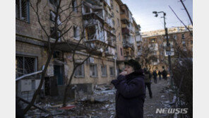 ‘우크라 침공’ 23일…사상자 증가 속 푸틴은 ‘침공 정당화’