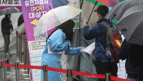 확진자 이틀만에 24만명 뚝…감소세 전환 아직 안심 못한다