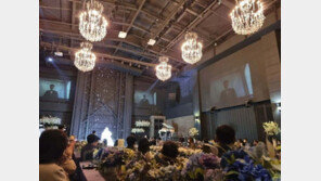 “결혼식에 신랑이 없다”…코로나 확진돼 화상으로 출연한 남성