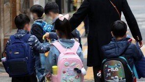 정부, 자녀 확진에 돌봄휴가 쓴 근로자에 ‘최대50만원’ 지원