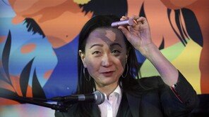 ‘파친코’ 작가 “아시아계 미국인들, 밖에 안나가거나 호신용품 갖고 다녀”