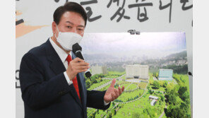 尹, ‘지시봉’ 들고 직접 설명…‘50분’ 스탠딩 회견에 눈길