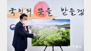 지휘봉 들고 설명·40분간 질의응답…尹, 본격 ‘소통 행보’ 나서