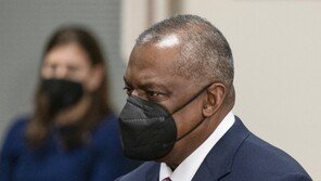 美국방장관 “러, 초기 함락 실패해 민간인 공격…역겨워”