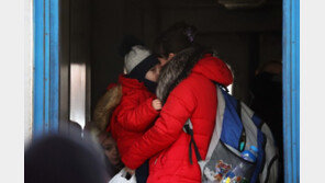 우크라 엄마, 10개월 아이 안고 혹한에 24km 걸어… “가족 상봉하길”