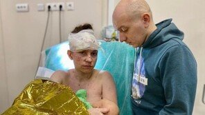 폭격 속 생후 6주 딸 구한 엄마…정작 본인 머리에선 피 철철