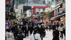 8인 허용 첫날 밤, 번화가 다소 한산…“2차 문화 줄어든 듯”