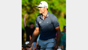 조마조마 ‘10m 버디’… 번스, 다시 꽉 쥔 트로피