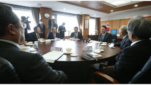 文정부서 ‘패싱’ 전경련, 옛 위상 되찾나 