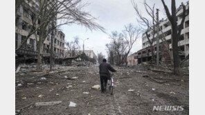 우크라 “마리우폴에 아직도 10만 명 넘게 남아”