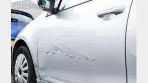 골목길 차량 29대에 ‘쫙쫙’…40대 여성 수상한 짓 CCTV에