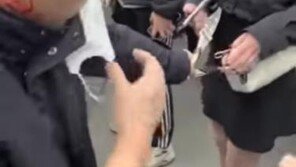 ‘지하철 휴대폰 폭행녀’ 경찰 조사 받아…“술 취해 60대 남성 가격”
