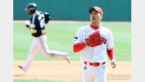 연봉 81억 김광현, 국내 복귀 신고식서 송찬의에 홈런 허용 