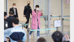 ‘패션지 표지모델’ 손흥민, 분홍 트랜치코트로 ‘공항 패션’ 뽐내