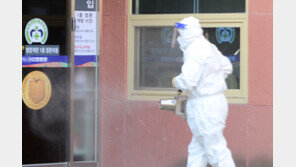 첩첩산중, 중무장한 의료진도 감염 속출…요양병원 의료공백 어쩌나