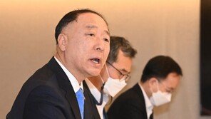 홍남기 “1주택자 보유세 전년수준 유지…고령자 납부유예”