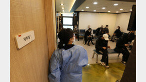 ‘K-방역’ 어쩌다 무너졌나?…전 세계 하루 확진 한국이 ‘4분의1’