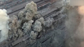 러 ‘항복 거부’ 마리우폴 난타… 공장·산업시설 연쇄 폭파