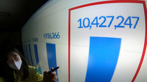 전국민 20% 감염, 정점 길어지나…노령층 확진 비중·사망↑ ‘사면초가’