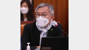 최강욱, ‘윤석열 씨’ 칭하며 “망나니 장난질에 무릎 안 꿇어”