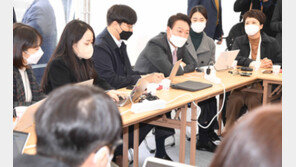 尹, 천막 기자실 ‘깜짝 방문’…“새 청사 가면 김치찌개 끓여주겠다”