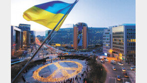 “푸틴 석유 수입하지 마”… EU본부 앞 촛불 집회