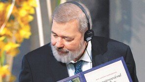 노벨상 러 언론인 “우크라 난민 돕자” 메달 경매