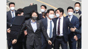 소주병 깨지자…순식간에 朴 둘러싼 경호원들(영상)