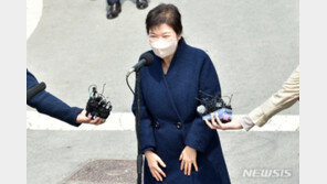환호로 뒤덮힌 박근혜 전 대통령 대구 사저…시민, 지지자, 정치인들 환영
