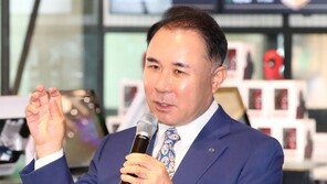 BBQ 윤홍근 회장 “치킨 2만원 남는 거 없어…소상공인위해 3만원은 돼야”