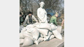 러 포탄 날아들라… 키이우 단테 조각상 보호