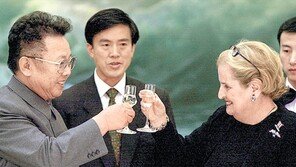 ‘성조기 브로치’ 달고 김정일과 담판… 美 외교전설 하늘로 