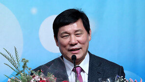 첫 야구인 KBO 총재 허구연, 첫 과제는 강정호 복귀 승인 여부
