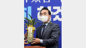 文대통령 축하난 받은 박홍근 “국민 사랑 속에서 퇴임하시길”