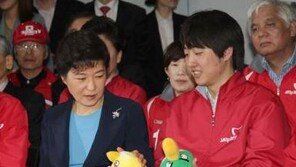이준석, 박근혜에 ‘축하 난’ 전달…일부 지지자 항의 소동도