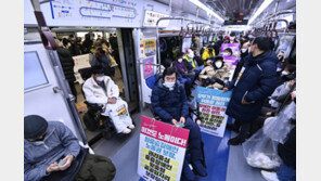 장애인 지하철 승하차 시위 재개… 이준석 “시민 볼모 잡아”