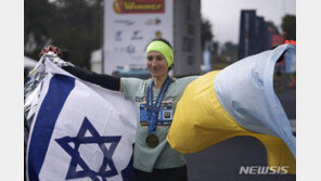 ‘우승’ 우크라이나 마라토너 “평화 위해 달렸어요”