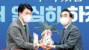 與 박홍근 “여야 협력, 尹에 달려” 尹 “식사 모시겠다” 