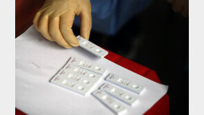 오후 9시 30만8653명 확진…전주 동시간比 1만5774명↓ ‘확산세 둔화’