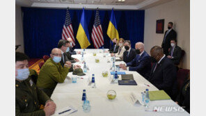 우크라이나 외무장관 “미국 추가 무기 지원 약속”