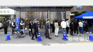 신규 확진 31만8130명…위중증 1216명 ‘역대 두 번째’