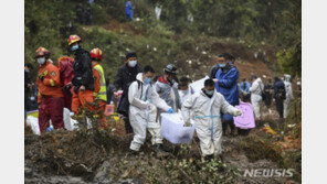 중국, 추락 여객기 두번째 블랙박스 찾아…“사고 원인 규명 박차”