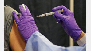 “美, 이르면 내주초 50세 이상에 2차 부스터샷 허용 계획”