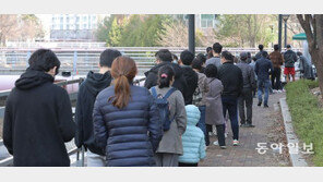 위중증 1216명 역대 두번째… 전문가 “새 변이 나와 재유행 올것” 
