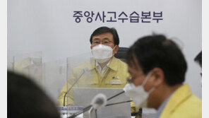 확산세 감소 속 스텔스 오미크론 우세종화…거리두기 ‘갑론을박’