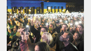 스마트폰 조명 밝힌 오스트리아 시민들 “우크라이나에 평화를”